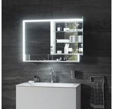 Badezimmer mit Waschbeckenunterschrank, Armatur, Handtuchhalter und beleuchtetem Spiegelschrank