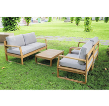 Gartenmöbelset aus Holz mit Sofa, Sessel und Tisch auf Rasen