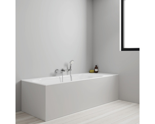 Badezimmer mit eingebauter Badewanne, Armatur und Handbrause