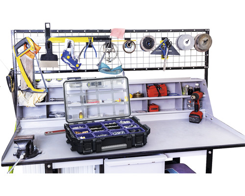 Werkbank mit Schraubstock, Werkzeugkasten und Werkzeugen