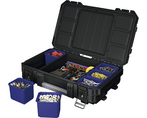 Offener Werkzeugkoffer mit Werkzeugen und Kleinteilen