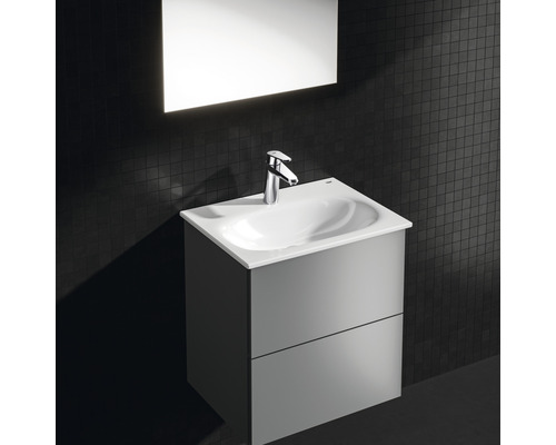 Badezimmer Waschtisch mit Unterschrank und Armatur vor dunkler Wand