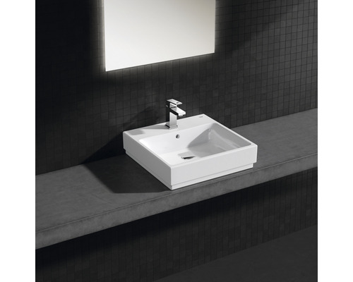 Quadratisches Aufsatzwaschbecken aus Keramik mit Armatur und Spiegel im Badezimmer