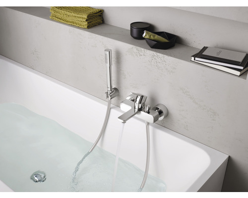 Badezimmerszene mit Badewanne, Armatur und Handbrause