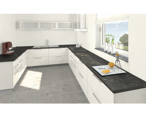 Helle Küche mit schwarzen Arbeitsplatten und weißen Schränken.