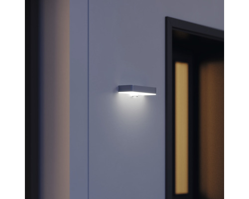 Rechteckige Wandleuchte an einer Wand nahe einer Tür