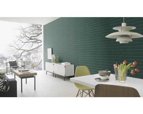 Wohnzimmer mit grüner Ziegelwand, Esstisch und Fenster