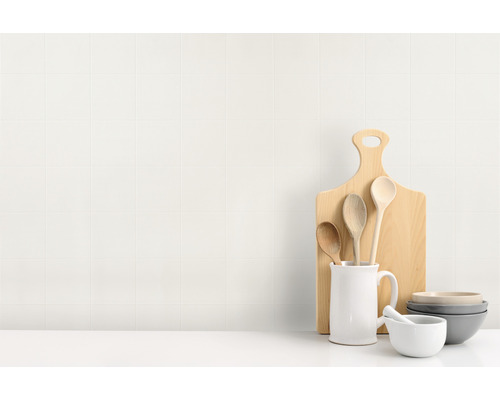 Wandbelag PVC Ceramics Caserta 67,5 cm breit (Meterware) Helle Küche mit Fliesenwand, Schneidebrett, Kochlöffeln, Schüsseln und Mörser
