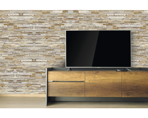 Wandbelag PVC Ceramics Stone wall sand 67,5 cm breit (Meterware) Wohnzimmer mit Steinwandtapete und Fernseher auf Holzschrank