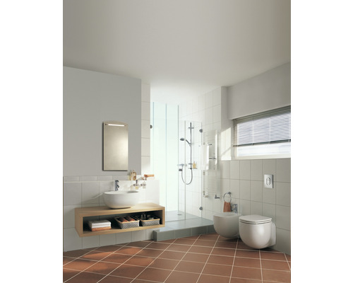 Helles Badezimmer mit Dusche, Waschtisch, Spiegel, Toilette und Bidet