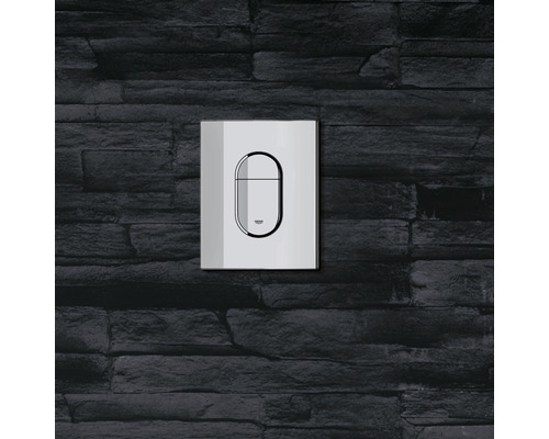 Grohe Betätigungsplatte auf einer Steinwand