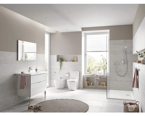 Helles Badezimmer mit Waschbecken, Toilette, Bidet und Dusche