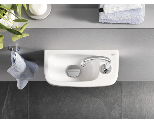 Aufnahme eines Badezimmers mit einem Aufsatzwaschbecken und einem Grohe Logo.
