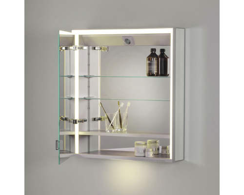Geöffneter Spiegelschrank mit Beleuchtung und Glasablagen für das Badezimmer