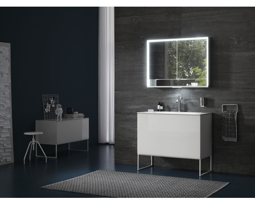 Badezimmer mit Waschtisch, Spiegelschrank mit Beleuchtung und Beistellschrank