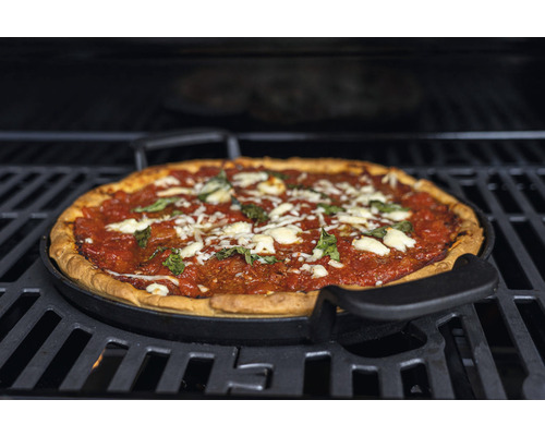 Pizza auf Grillplatte mit Tomaten, Käse und Basilikum