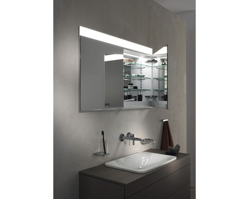 Modernes Badezimmer mit Spiegelschrank, Waschbecken und Armatur