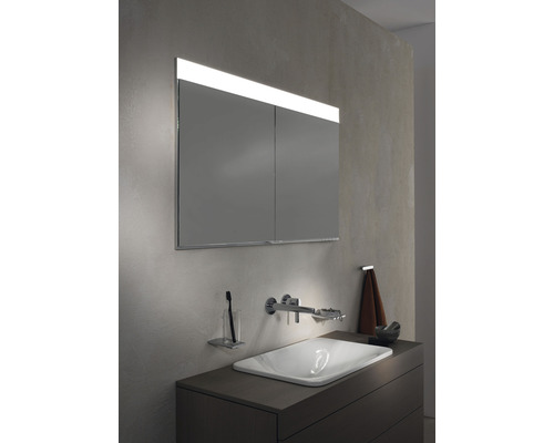 Badezimmer mit Waschbecken, Spiegelschrank mit Beleuchtung und Armatur.