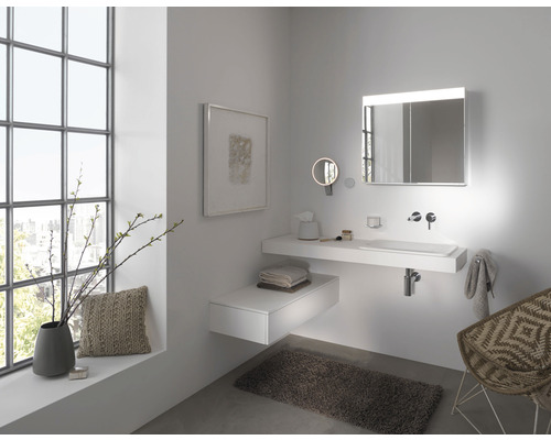 Helles Badezimmer mit Waschbecken, Spiegel und Fenster für eine freundliche Atmosphäre