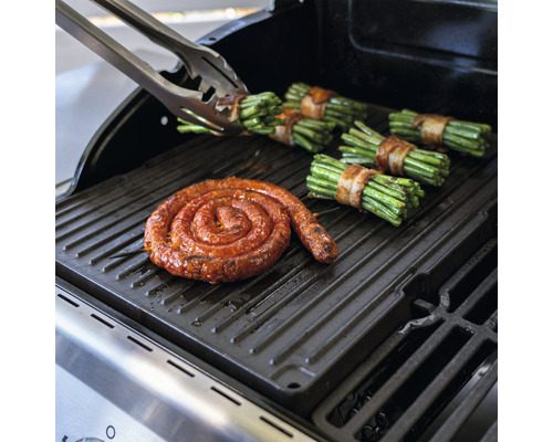 Grill mit Grillwurst und Speckbohnen