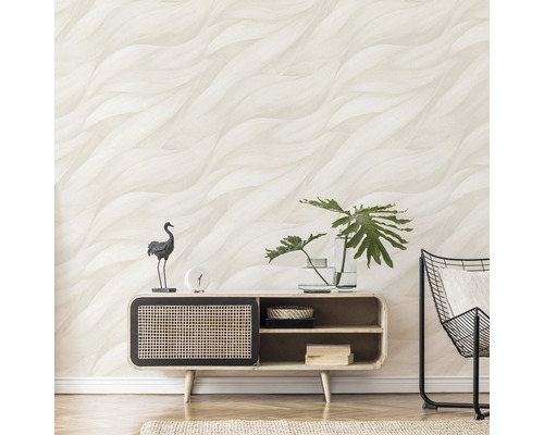 Wohnzimmer mit gemusterter Tapete, Kommode und Dekorationen.