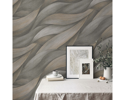 Wohnzimmer mit gemusterter Tapete im Wellendesign