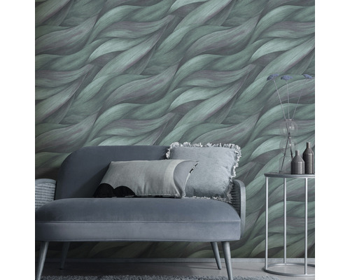 Wohnzimmer mit Couch, Beistelltisch und grüner Tapete mit Wellenmuster