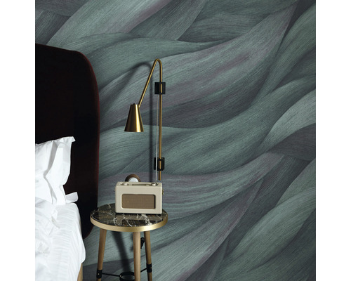 Schlafzimmer mit gemusterter Tapete, Nachttisch und Lampe