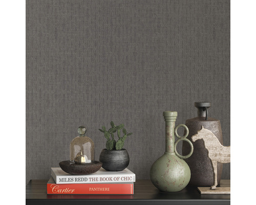 Graue gemusterte Tapete mit Dekorationsgegenständen auf einem Regal