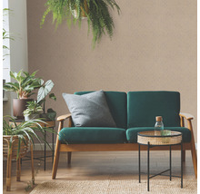 Wohnzimmer mit grünem Sofa, Pflanzen und Dekoration