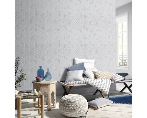 Heller Raum mit gemusterter Tapete, Sitzgelegenheiten und dekorativen Elementen