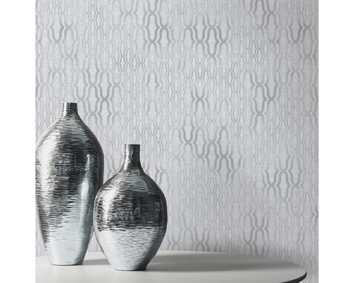 Dekorative Tapete mit silbernem Muster und zwei Vasen