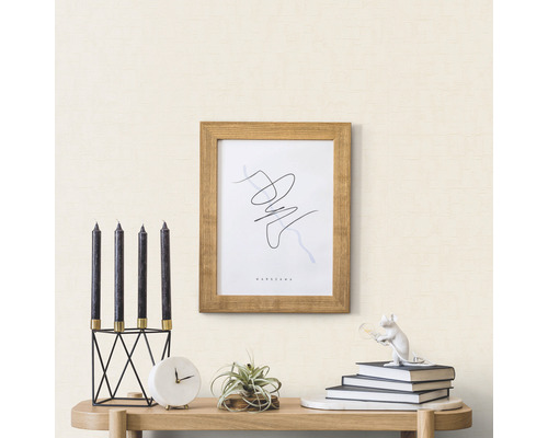 Dekoration mit Kerzen, Bild, Uhr, Pflanze und Bücher auf einem Tisch