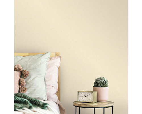 Schlafzimmer mit Bett, Nachttisch und Textiltapete an der Wand