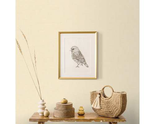 Szene mit Tisch, Dekoration und einem gerahmten Vogelbild