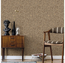 Zimmeransicht mit brauner Muster-Tapete, Kommode und Holzstuhl