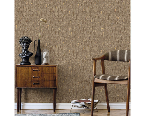 Zimmeransicht mit brauner Muster-Tapete, Kommode und Holzstuhl