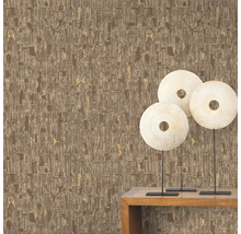 Nahaufnahme einer Wand mit einer braunen Mustertapete und Dekorationsobjekten auf einem Holztisch