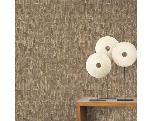 Nahaufnahme einer Wand mit einer braunen Mustertapete und Dekorationsobjekten auf einem Holztisch