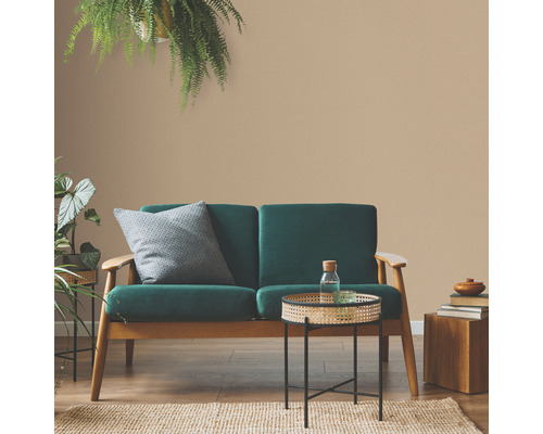 Wohnzimmer mit grüner Couch, Beistelltisch und Zimmerpflanzen für eine wohnliche Atmosphäre