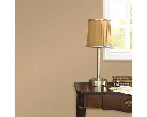 Nahaufnahme einer beigen Textiltapete in einem Arbeitszimmer mit Tischlampe und Schreibtisch