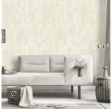 Wohnzimmer mit gemusterter Tapete, Sofa und dekorativen Elementen für ein gemütliches Ambiente.