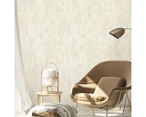 Helles Wohnzimmer mit Sessel, Stehlampe und gemusterter Tapete