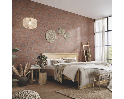 Schlafzimmer mit Doppelbett, Beistelltisch, Hocker, Leiter und Dekoration