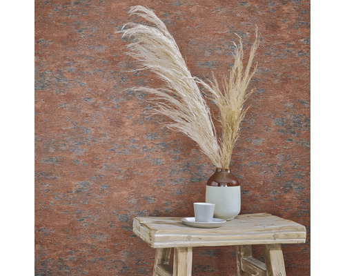 Rustikale Wandgestaltung mit Tapete, Vase und Dekoration auf Holzhocker