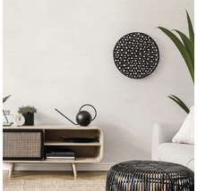 Wohnzimmer mit Lowboard, runder Wanddekoration und Korbtisch