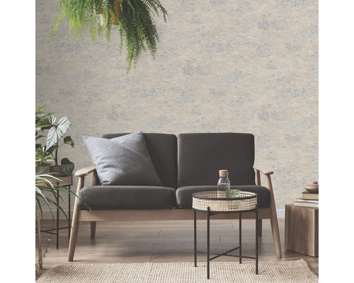 Wohnzimmer mit Sofa und Wandtapete im Steindesign