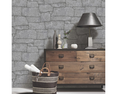 Wohnzimmer mit Steintapete und Holzkommode