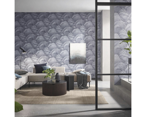 Wohnzimmer mit gemusterter Tapete, Sofa, Tisch und Dekorationen für eine moderne Inneneinrichtung.