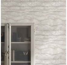 Dekorative Wand mit Wellenmuster und Vintage-Schrank